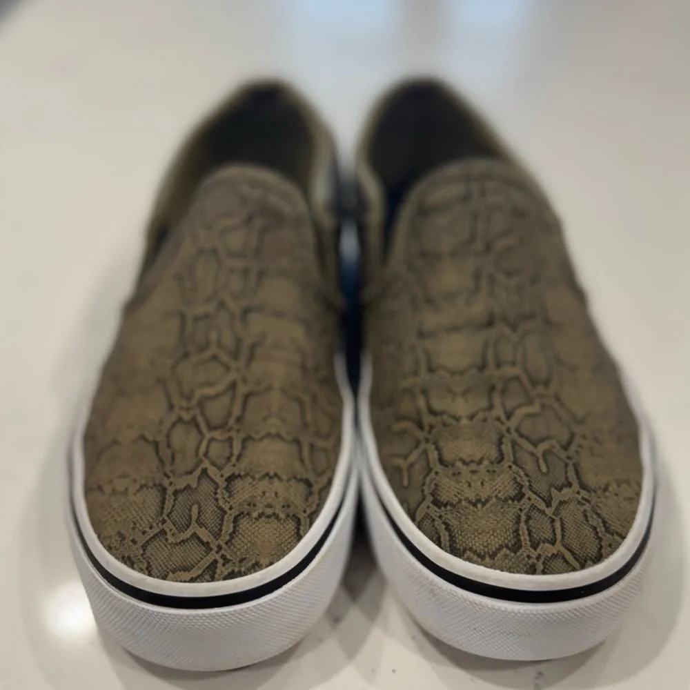 NWOT- Vans Women's Asher Sneaker, Snake pattern-Size 7 - Picture 1 of 5